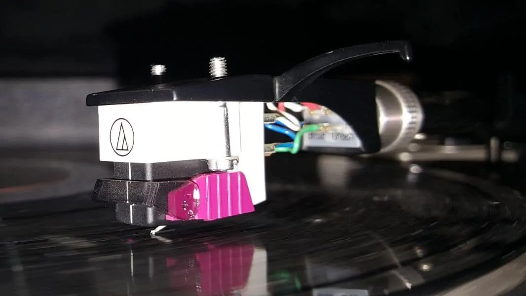 Turntable cartridge and needle close up