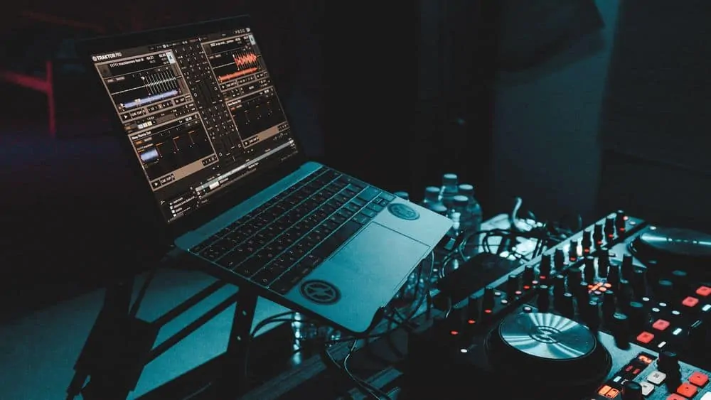 Laptop DJ hardware