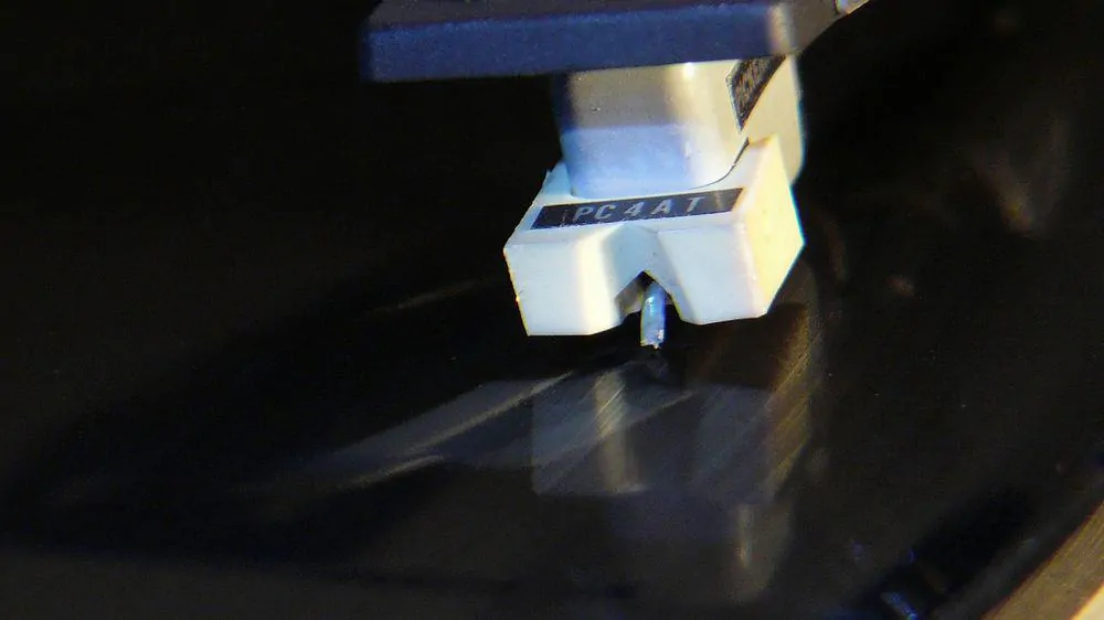 stylus tracking vinyl record grooves