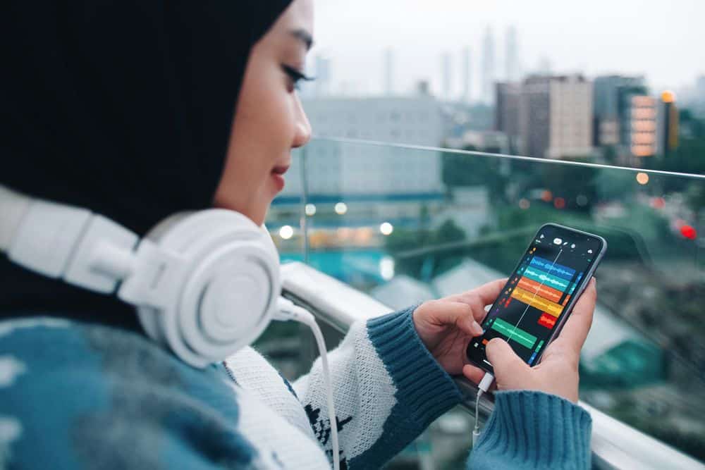 woman with digital music player